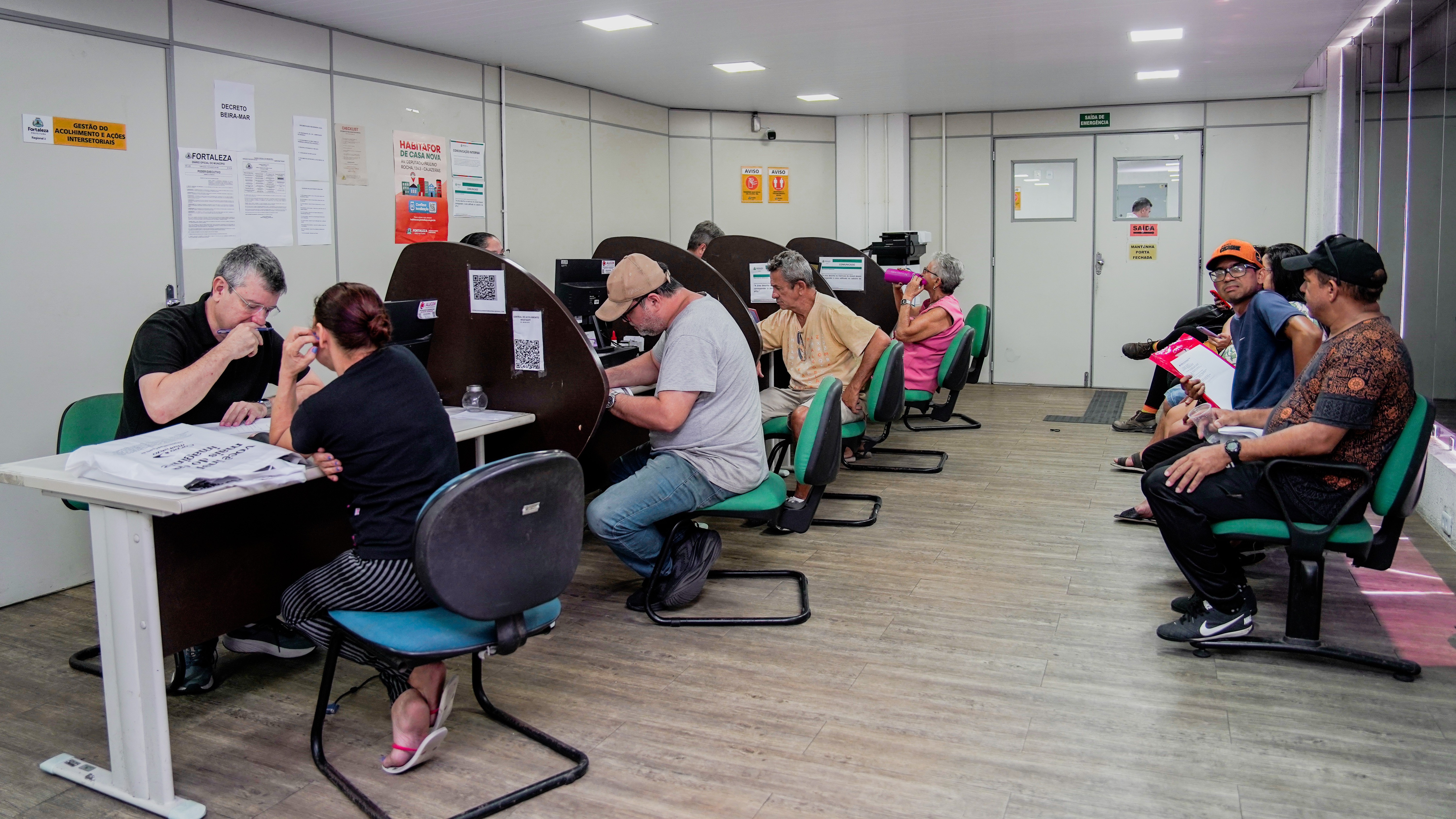 imagem mostra pessoas sendo atendidas na central de acolhimento da Regional 2